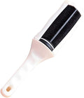 Cette brosse textile se decline en coloris noir et blanc