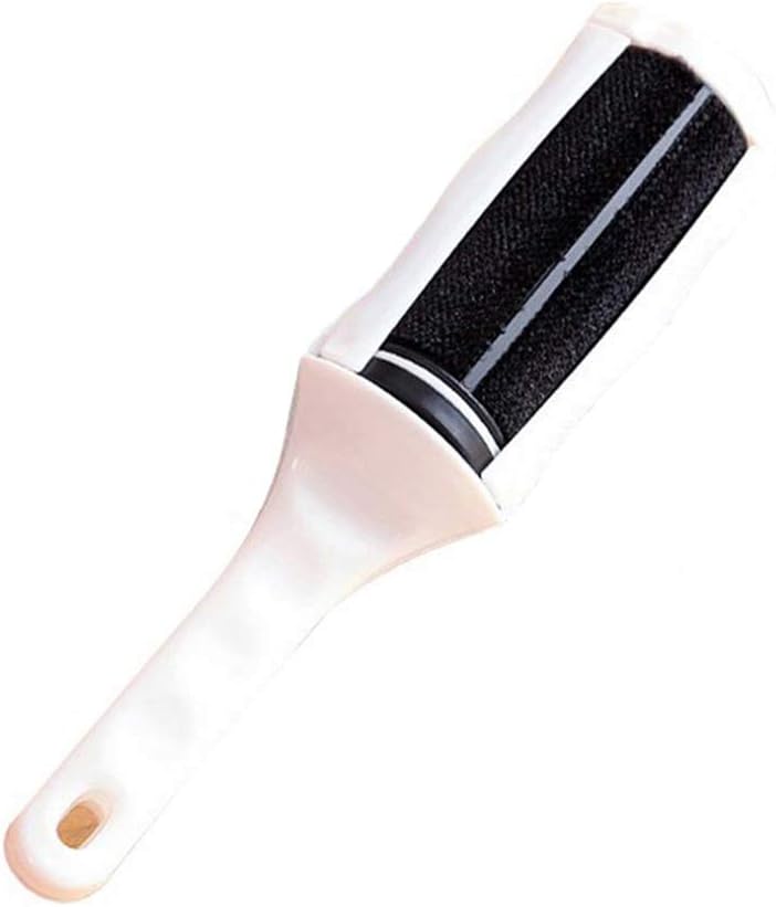 Cette brosse textile se decline en coloris noir et blanc
