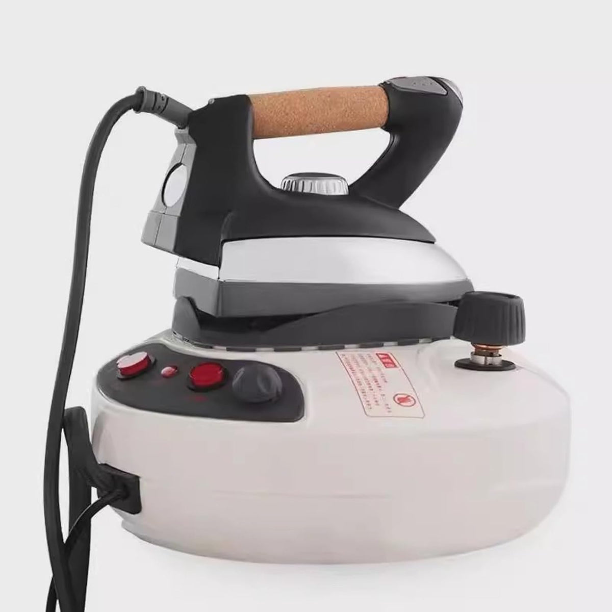 Cette centrale vapeur a temperature ajustable en coloris blanc et gris