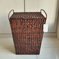 Le panier a linge avec fermeture par couvercle en coloris gris et rouge